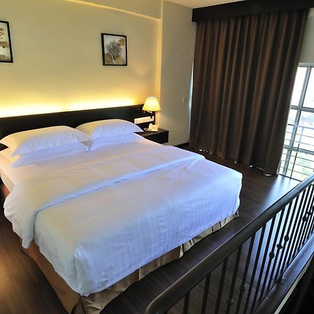 Ernes Hotel Perai Luaran gambar